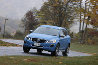 裏磐梯を走る「XC60 T5 R-DESIGN」。ボディーカラーは新色の「レーベル・ブルー」。