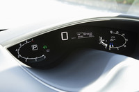 アイドリングストップ中のメーター内ディスプレイには、アイドリングストップした積算時間と節約燃料が表示される。
