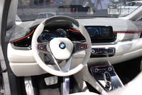 「BMWコンセプトアクティブツアラー」のインテリア。今回出展されたモデルには、まだショーカーらしいディテールが多く見られる。