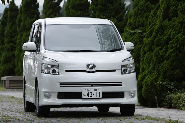 【スペック】8人乗り:全長×全幅×全高＝4595×1695×1850mm／ホイールベース＝2825mm／車重＝1610kg／駆動方式＝FF／2リッター直4DOHC16バルブ（158ps/6200rpm、20.0kgm/4400rpm）／価格＝245万7000円（テスト車＝312万2700円）