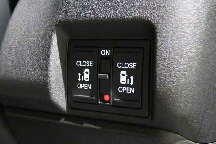 ホンダN-BOXカスタム（電動リアスライドドアの操作スイッチ）