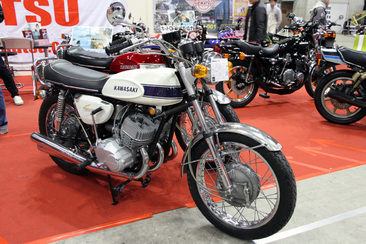 二輪も出展されていた。空冷2ストローク3気筒のカワサキトリプルの最初のモデルである1969年「カワサキ・マッハIII」は320万円。初期型の白いカラーは輸出専用で国内向けはガンメタだったはず、と思ったら速度計がmph表示だった。北米からの里帰りか。