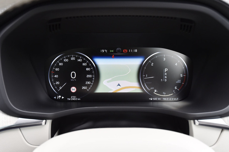 フル液晶タイプのメーターパネルには、燃費をはじめとする車両情報のほか、カーナビのマップなども表示できる。