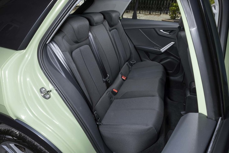 「余裕のヘッドクリアランス」を誇る「Q2」の後席。リア用のUSBソケットはオプションとして選べる。