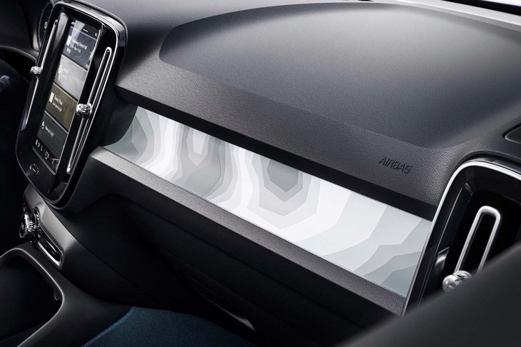 助手席前方のダッシュボードやフロントドアパネルに見られる半透明のグラフィックは、スウェーデン国内にある山の風景をイメージしてデザインされたもの。