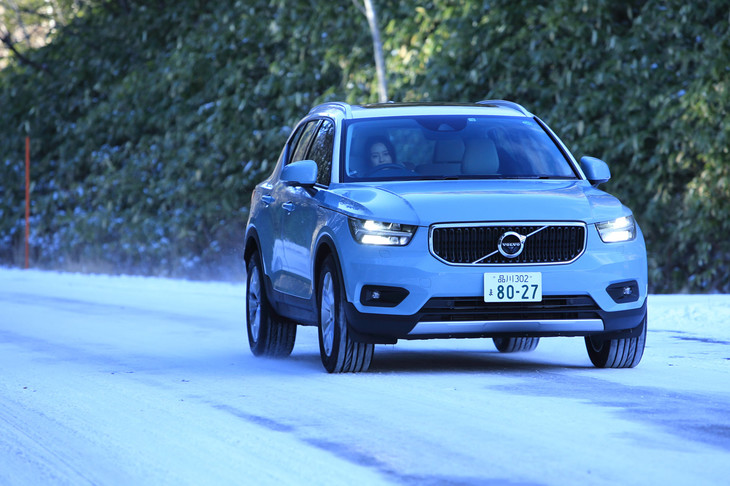 万座ハイウェーを登っていくと、路面はシャーベット状の雪で覆われてしまった。サマータイヤでは、当然危険なシチュエーションである。