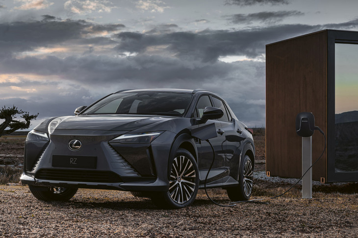 2035年までに電気自動車専業に生まれ変わるレクサスは、初の電気自動車専用車「RZ」をリリースする。