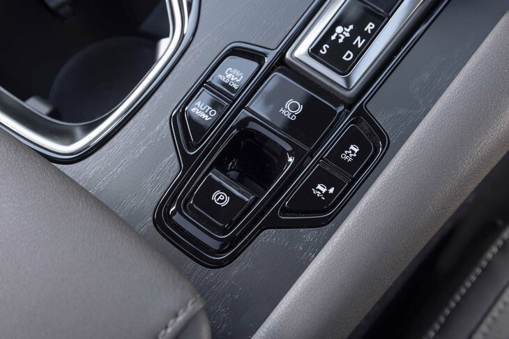 「EV」モードや「ハイブリッド」モードのスイッチ類はシフトセレクターの基部にレイアウトされる。