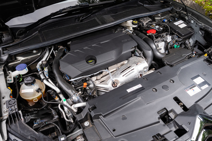 「C5 Xプラグインハイブリッド」は1.6リッターターボエンジンを核としたプラグインハイブリッドシステムを搭載。外部充電が可能。