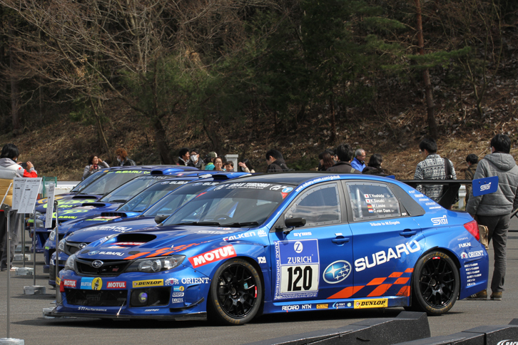 1993年「レガシィRS」から2013年「WRX STI NBRチャレンジ」まで、WRブルーに塗られた歴代ワークスマシン6台が並んだ。