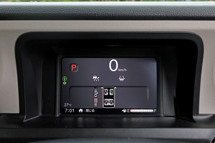 ホンダの軽として初めて7インチTFT液晶メーターを採用。シートベルトリマインダーの表示をメーター内に統合するなど、大事な情報を1カ所にまとめて映すことが可能となった。