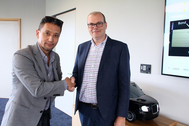 新型ロンドンタクシーの現開発担当者を務めたイアン・コリンズさん。かつてマクラーレンでスーパーカー「メルセデス・ベンツSLRマクラーレン」の開発を手がけた御仁である。