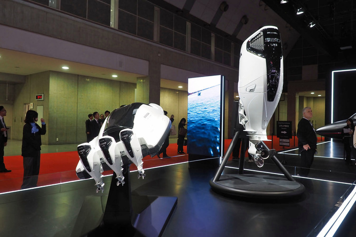 ホンダ・コンセプトボート（5分の1スケールモデル、写真左）と大型船外機BF350