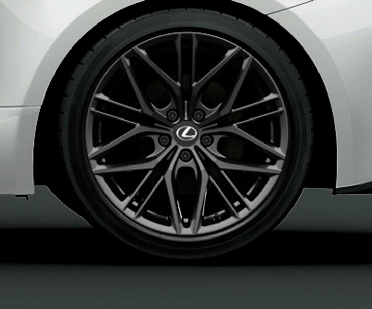 “Fスポーツ”専用のアルミホイール（ENKEI製ダークグレーメタリック塗装）