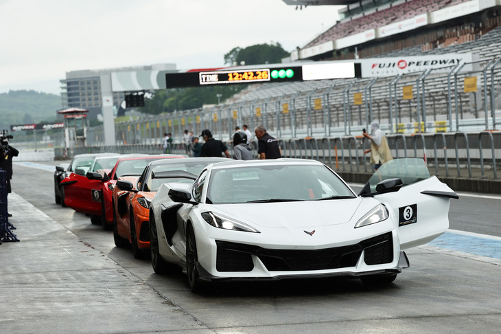 プロによるデモランを終えた5台の「C8コルベット」は、抽選に当たった幸運な来場者を乗せるサーキットタクシーを実施。