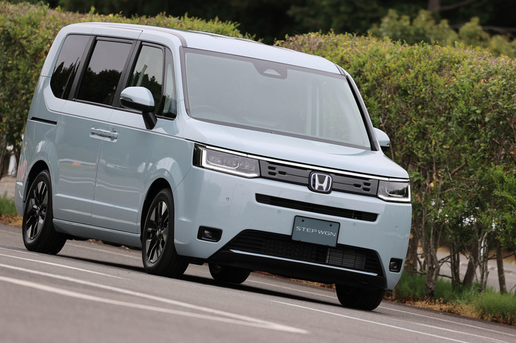 クリーンかつシンプルなイメージに加え、温かみのある上質感も重視した「ステップワゴン エアー」。ボディーカラーには専用色として淡色の「フィヨルドミスト・パール」や「シーグラスブルー・パール」（写真）が設定される。