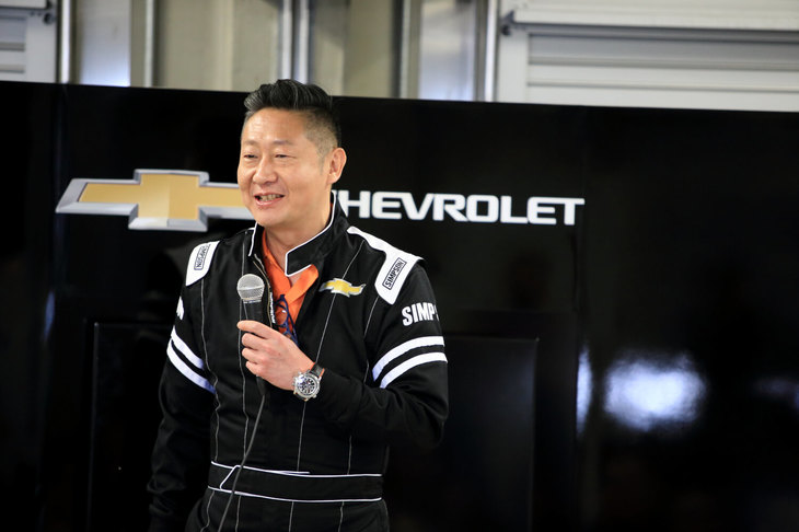 ドライビングセミナーの開催に際し、参加者にあいさつするゼネラルモーターズ・ジャパンの若松 格社長。自身もレーシングスーツを着込み、やる気十分である。