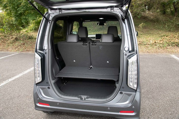 リアシートをスライドさせることで荷室の奥行きを拡大できる。荷室側からでも操作できるのが便利だ。また、荷室の開口部の高さも先代モデルよりも低められ、490mmに。