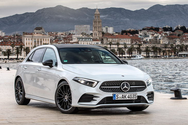 2018年3月のジュネーブショーで発表された、新型「メルセデス・ベンツAクラス」。最近では、プレスラインの少ない、シンプルな面構成がカーデザインのトレンドとなっている。