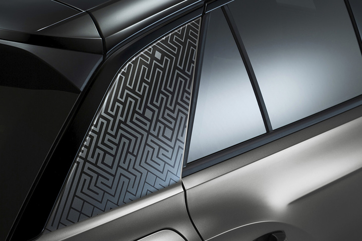 専用デザインで個性が演出された「Tロック ブラックスタイル」のC ピラー。