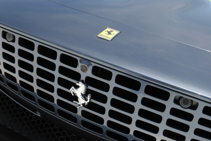 フェラーリ・ローマ スパイダー（エンブレム）