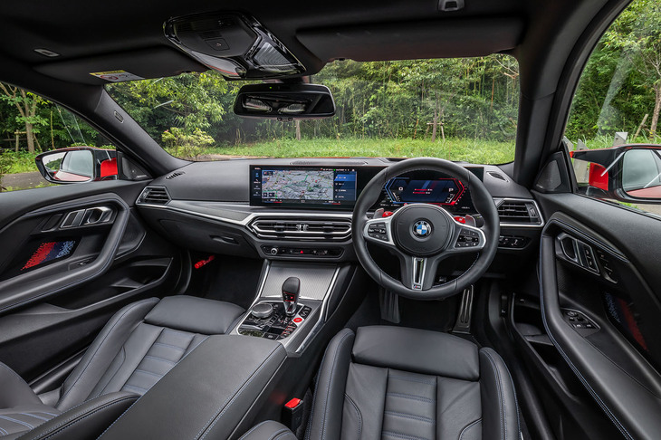 コックピットの基本デザインは、最新の「3シリーズ」に準じたもので、12.3インチのメーターパネルと14.9インチのコントロールディスプレイを統合した「BMWカーブドディスプレイ」が目を引く。AI音声会話システムの「BMWインテリジェントパーソナルアシスタント」も標準装備される。