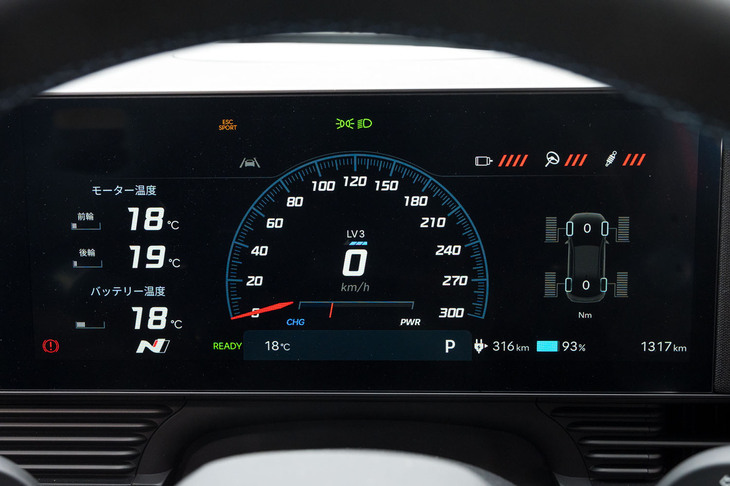 「Nモード」時のメーターパネル。モーターとバッテリーの温度管理を重視していることがよく分かる。