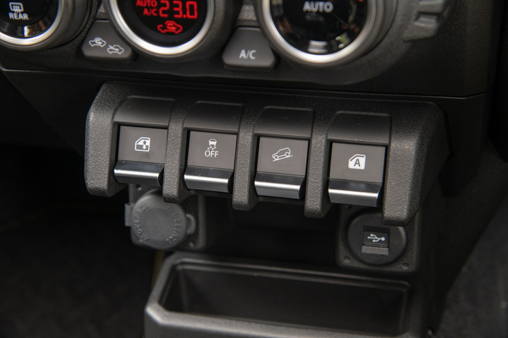 前ページで紹介したブレーキLSDに加え、新型「ジムニー／ジムニーシエラ」にはすべりやすい下り坂などで重宝する、ヒルディセントコントロールも新たに採用された。