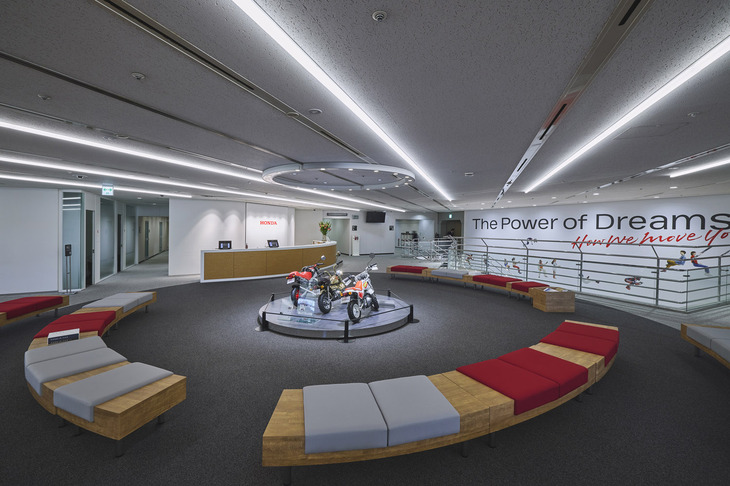 初代の自社ビル「八重洲ビル」のものをオマージュしたというデザインの階段を上った先にある商談ロビー。「Honda青山ビル」の2階に配置される。