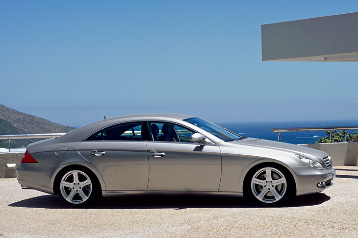 2004年にデビューした初代「CLS」。「あのマジメなメルセデスが、“機能＜デザイン”なクルマを出すなんて！」と大いに話題を集めた。