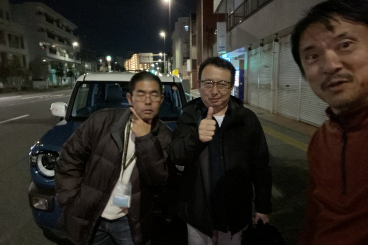 「クロスビー」はwebCGのほった君（写真左）や担当サクライ君（同中央）といった中高年カーマニアにも大好評。まさにカーマニアの愛されキャラ！ よし、このクルマをいつか買おう！ 決断するだけならタダだから！