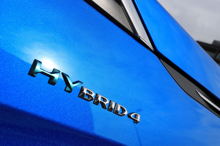 「3008 GTハイブリッド4」は、1.6リッター直4ガソリンターボエンジンに、前後1基ずつのモーターを組み合わせたブラグインハイブリッドシステムを搭載。