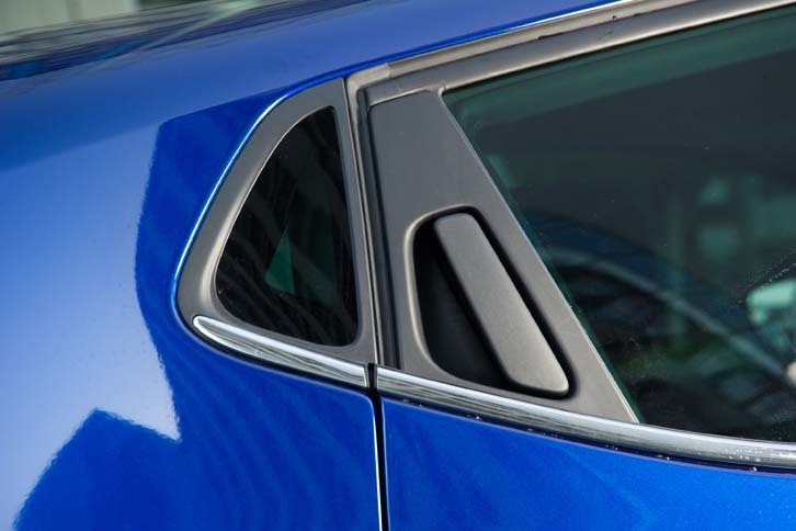 リアのドアハンドルはブラックアウトされ、一見すると3ドアハッチバックに見えるようデザインされている。