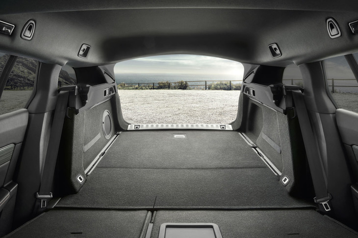 後席収納時の荷室容量は1780リッター。先代モデル比で243リッター大きい。ラゲッジフックレール、セパレーションネット（＝ドッグネット、「GTライン」「GT」に装備）、ステンレスシルプロテクター、トノカバーなどが「508SW」専用装備となる。