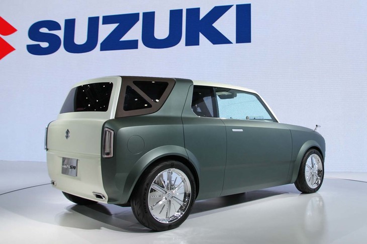 写真のように車体後半のパネルがせり上がり、車体形状はワゴンへと変化する。