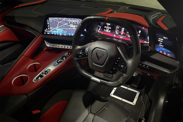 「コルベットZ06」の改良モデルでは、インテリアデザインを刷新して新たなインターフェイスを導入。12.7インチのセンタースクリーン、14インチのドライバーインフォメーションセンター、6.6インチの補助タッチスクリーンの3つのディスプレイを搭載する。