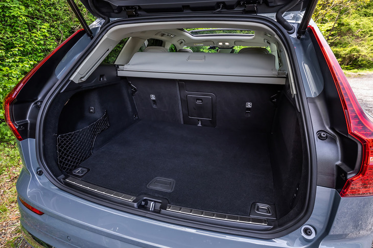 後席使用時の荷室容量は、従来型モデルと同じく505リッター。後席背もたれを前方に倒せば、最大1432リッターに拡大できる。