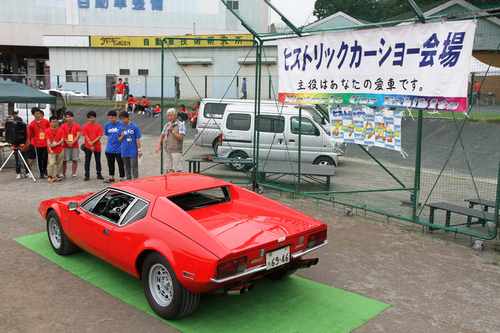 会場ではスタッフを務めた学生が選んだ10台のオーナーへのインタビューが行われた。これはフォード製5.7リッターV8を積み、主にアメリカで販売されたイタリアン-アメリカン・スーパースポーツの1972年「デ・トマソ・パンテーラ」。