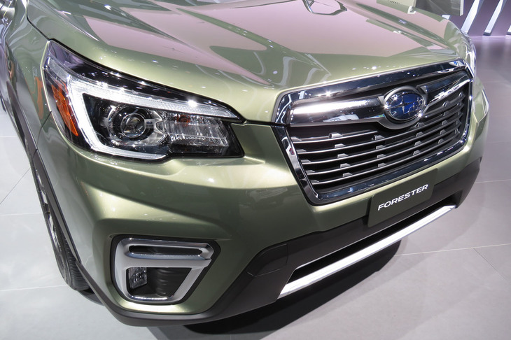「フォレスター ツーリング」のフロントまわり。写真のボディーカラーは、フォレスター専用色となる「ジャスパーグリーン・メタリック」。
