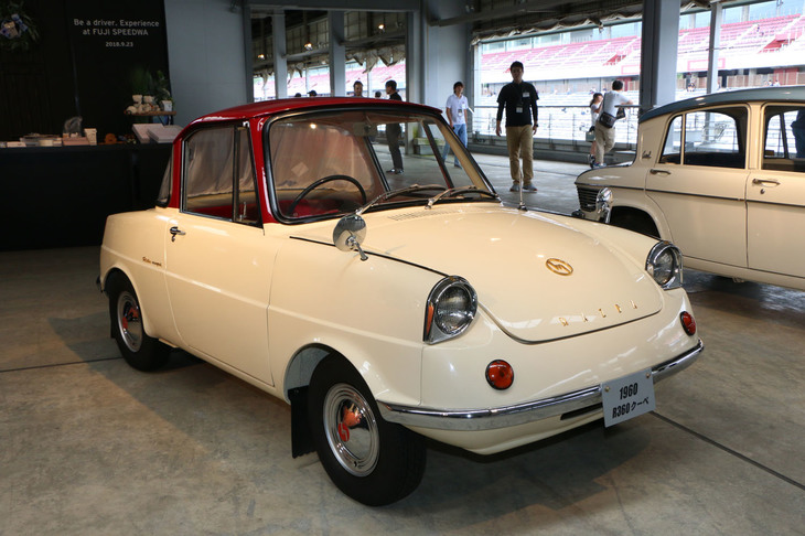 「360クーペ」は1960年にマツダが初めて発売した乗用車。スタイリッシュな2ドアクーペながら、4人乗車が可能。エンジンは360㏄のV型2気筒エンジンを搭載し、トランスミッションはMTだけでなく、ATも選ぶことができた。「キャロル」登場後も1969年まで生産された。
