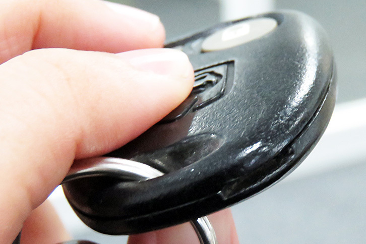 リモコンキーの“切り欠き”の部分。コインやマイナスドライバーなどを使わないでも、キーの“刃”でこじればパカっとフタが開く。