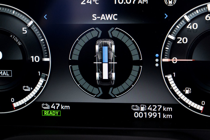 ディスプレイに表示される「S-AWC」の作動状態。新型「アウトランダー」では、従来型では前輪のみに備わっていたブレーキベクタリング機能を後輪にも追加。滑りやすい路面でも、より高い効果を発揮できるようになった。