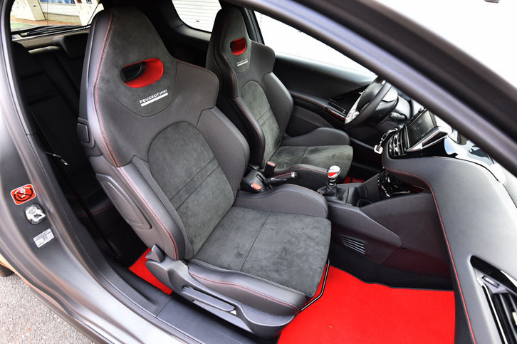 大きなサイドサポートが備わる、「208GTi by PEUGEOT SPORT」のスポーツシート。表皮にはテップレザーとアルカンターラ、ファブリックが用いられている。