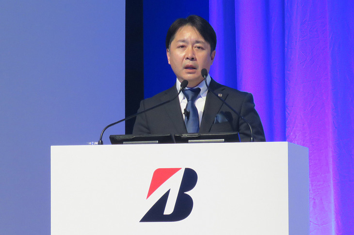 「レグノ」ブランドの歴史や新製品の特徴について説明する、ブリヂストンタイヤジャパンの長島淳二常務執行役員。