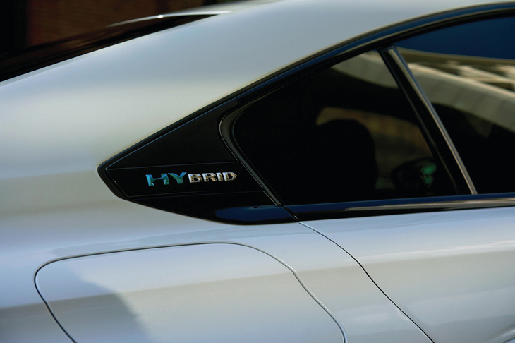 「508 GTハイブリッド」のエクステリア。Cピラー下部に「HYBRID」のエンブレムが備わる。