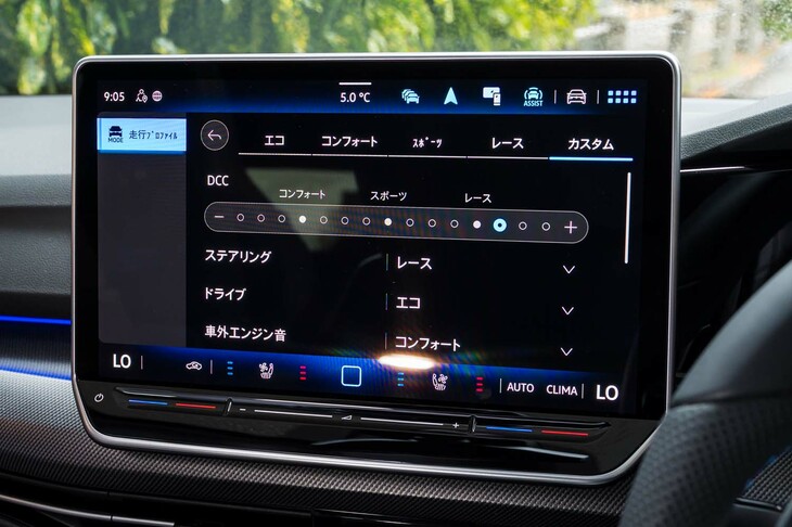 「カスタム」モードの設定画面。ダンパーの減衰力とパワーステアリングの特性を変えられる「アダプティブシャシーコントロール“DCC”」は、実に15段階で調整が可能。さらにステアリング機構やパワートレイン、車外エンジン音、車内エンジン音、アダプティブクルーズコントロール、オートライト、エアコンの制御まで調整ができる。