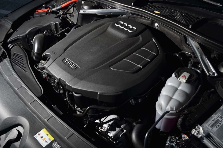 ベルト駆動式オルタネータースターターと12Vのリチウムイオンバッテリーを組み合わせた、2リッター「35 TFSI」エンジン。高効率を追求しながらも、余裕の走りを実現している。