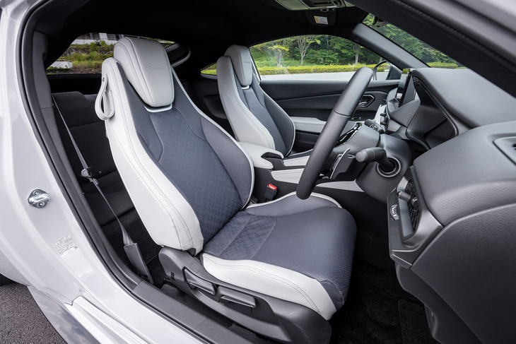 運転席にはスポーツ走行も視野に入れ、ホールド性を高めたシートを採用。内装色は「ブルー×ホワイト」がメインカラーとされる。