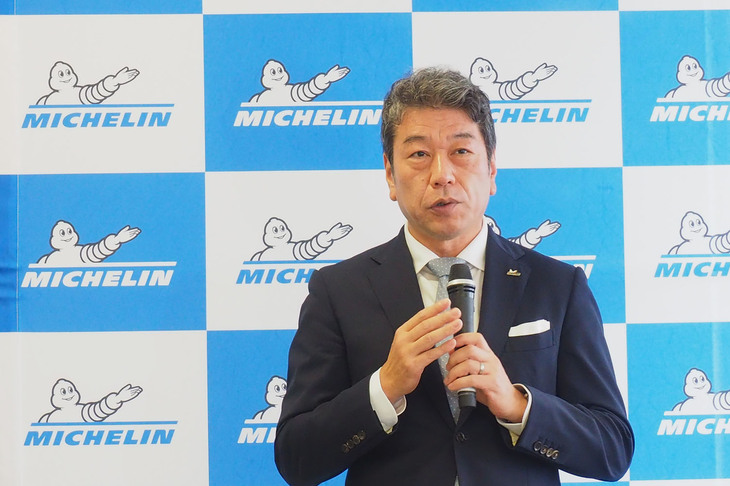 オールシーズンタイヤ「クロスクライメート3」「クロスクライメート3スポーツ」の発表イベントに登壇した日本ミシュランタイヤ代表取締役社長の須藤 元氏。