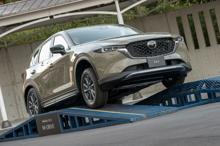 アウトドアレジャーなどを好むアクティブなオーナーを想定した「フィールドジャーニー」。試乗車の車体色「ジルコンサンドメタリック」は、エンジンなどの成形に用いる砂型をモチーフにしたという新色だ。